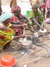 Test de dégustation de différentes variétés de sorgho dans un village au Mali. © Didier Bazile